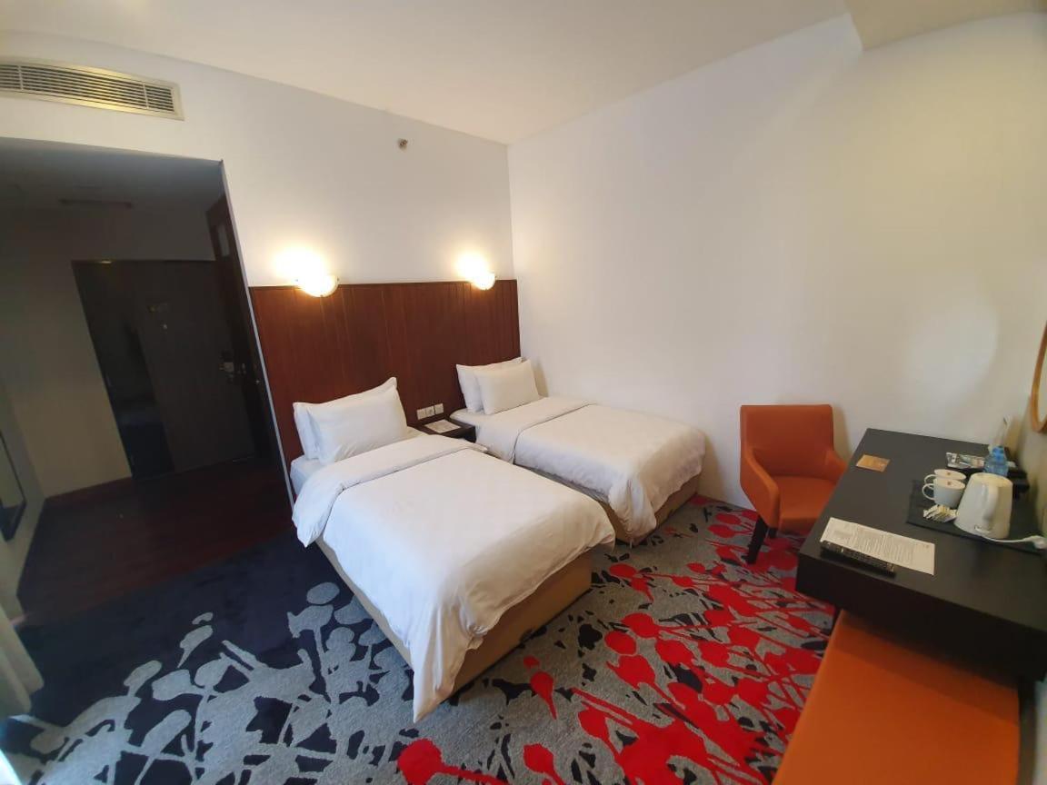 Liberty Hotel Thamrin Джакарта Екстериор снимка
