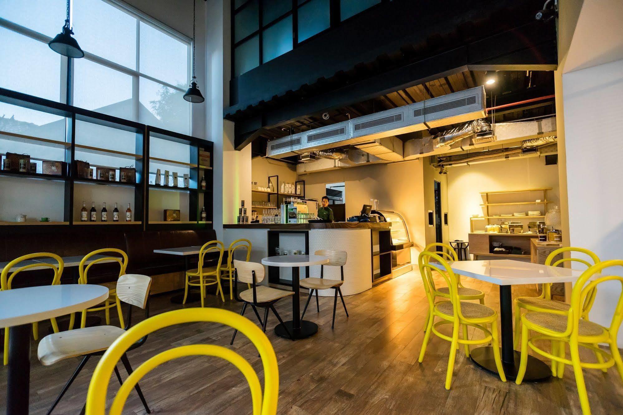 Liberty Hotel Thamrin Джакарта Екстериор снимка