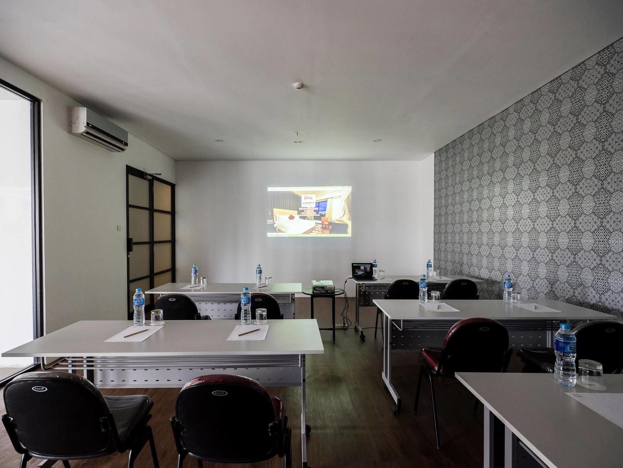 Liberty Hotel Thamrin Джакарта Екстериор снимка