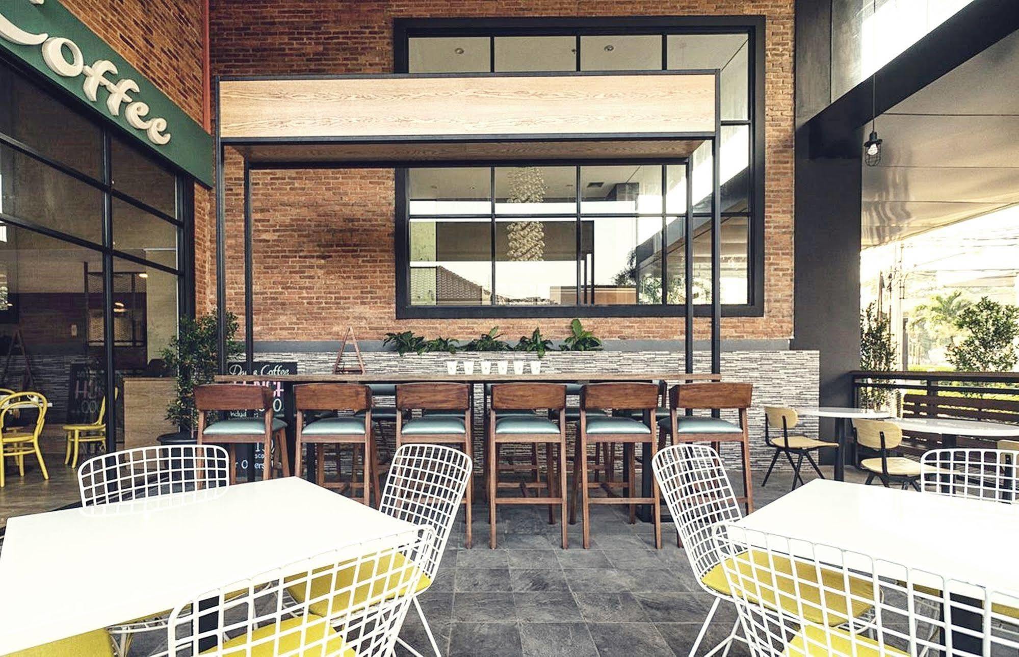 Liberty Hotel Thamrin Джакарта Екстериор снимка