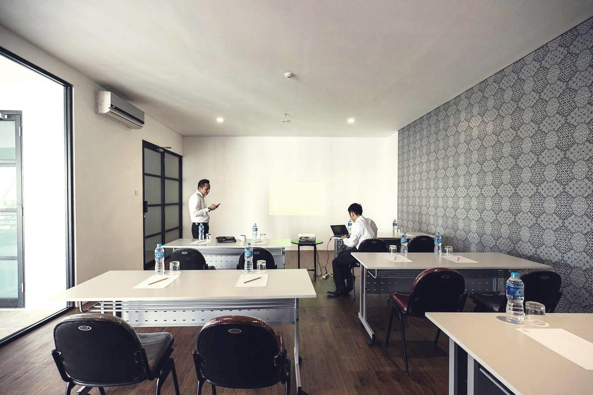 Liberty Hotel Thamrin Джакарта Екстериор снимка