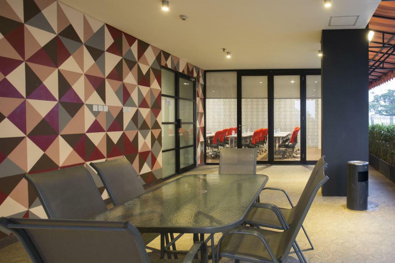 Liberty Hotel Thamrin Джакарта Екстериор снимка